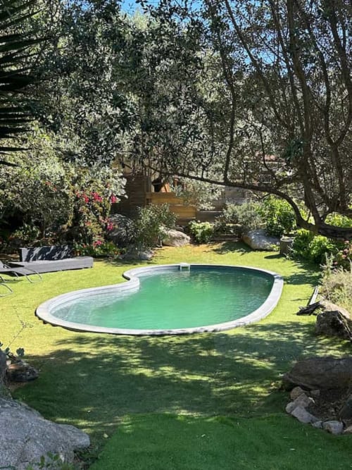 Piscine privée entourée d'un jardin luxuriant aux Villas d'A Storia à Porto-Vecchio, Corse