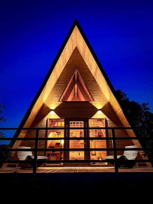 Glamping in stile A-Frame presso Guarda Che Luna a Sasso di Castalda, illuminato al tramonto con calda luce interna