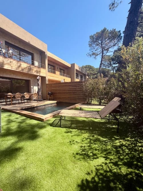 Villa Benedettu aux Villas d'A Storia à Porto-Vecchio dispose d'une piscine privée, de chaises longues et d'une pelouse bien entretenue