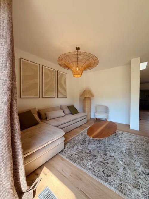 Salon moderne de la Villa Benedettu aux Villas d'A Storia avec canapé sectionnel beige, suspension en osier et bois