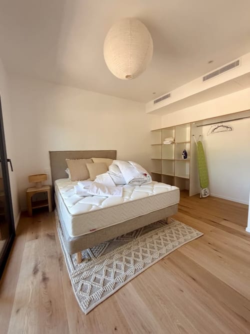 Chambre moderne à Villa Benedettu aux Villas d'A Storia, Porto-Vecchio, avec lit, parquet et rangements intégrés.