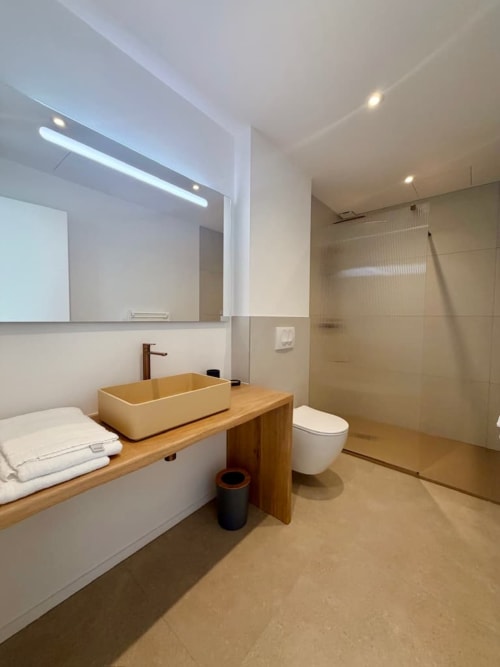 Salle de bain contemporaine à la Villa Benedettu des Villas d'A Storia, Porto-Vecchio avec meuble-lavabo en bois et douche à effet pluie