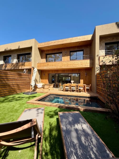 Villa moderne avec terrasse bois, piscine privée, transats et terrasse aménagée aux Villas d'A Storia à Porto-Vecchio