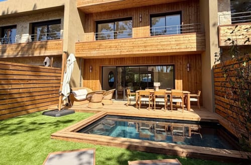 Villa Arasu aux Villas d'A Storia, Porto-Vecchio : maison moderne avec terrasse en bois, piscine privée, espace repas et jardin aménagé