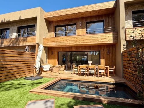 Villa Arasu à Porto-Vecchio avec piscine privée, terrasse en bois, coin repas et architecture moderne sous ciel dégagé