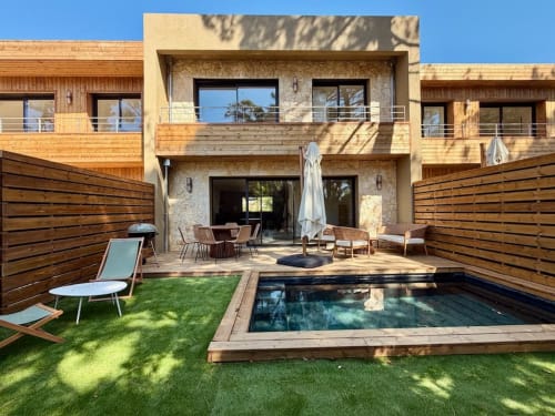 Villa San Ciprianu aux Villas d'A Storia à Porto-Vecchio : piscine privée, terrasse en bois et architecture contemporaine