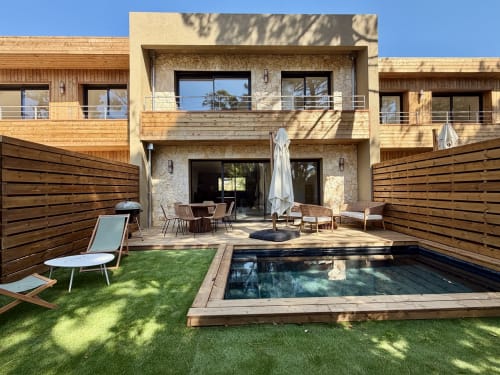 Villa San Ciprianu aux Villas d'A Storia à Porto-Vecchio : piscine privée, terrasse bois et architecture moderne en pierre