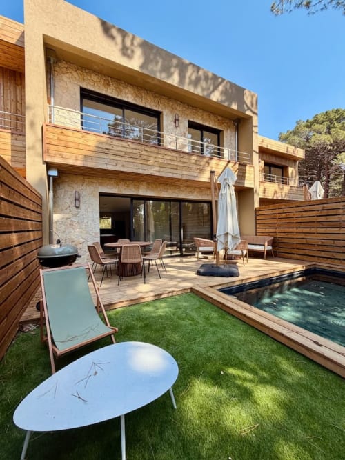 Villa San Ciprianu aux Villas d'A Storia à Porto-Vecchio dispose d'une piscine privée, d'une terrasse en bois et d'une cour meublée