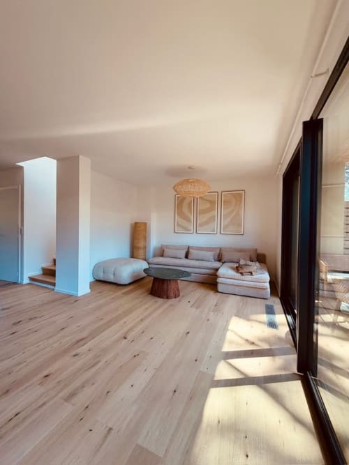 Séjour moderne aux Villas d'A Storia avec parquet clair, canapé beige et lumière naturelle, Porto-Vecchio