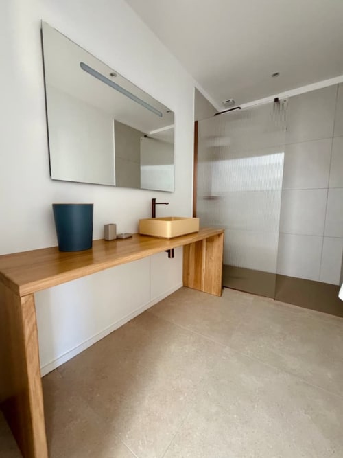 Salle de bain moderne avec vanité en bois, lavabo doré et douche à l'italienne à Villa San Ciprianu, Porto-Vecchio