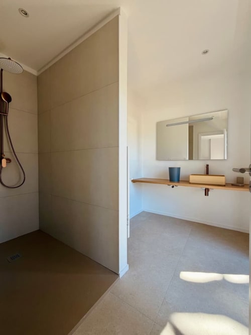 Salle de bain moderne à Villa San Ciprianu, Les Villas d'A Storia, Porto-Vecchio avec douche à effet pluie et meuble vasque en bois