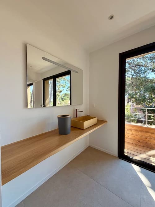 Vanité de salle de bain moderne avec comptoir en bois, lavabo vasque et miroir à la Villa San Ciprianu, Porto-Vecchio