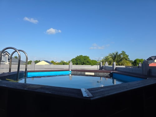 Piscine privée de la villa Maly Blue à Le Moule, Guadeloupe avec eau turquoise cristalline et terrasse en bois