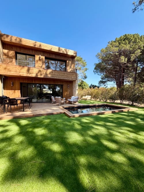 Villa Cala Rossa : vue sur la piscine privée, terrasse en bois et pelouse paysagée à Porto-Vecchio
