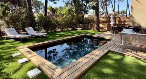 Piscine privée de la Villa Cala Rossa avec terrasse en bois, chaises longues et jardin luxuriant aux Villas d'A Storia, Porto-Vecchio