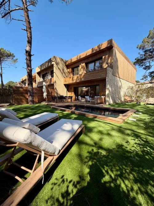 Villa Cala Rossa aux Villas d'A Storia à Porto-Vecchio : architecture bois moderne, piscine privée, transats