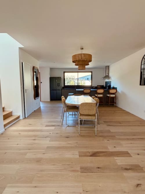 Cuisine ouverte et salle à manger de la Villa Cala Rossa aux Villas d'A Storia, Porto-Vecchio