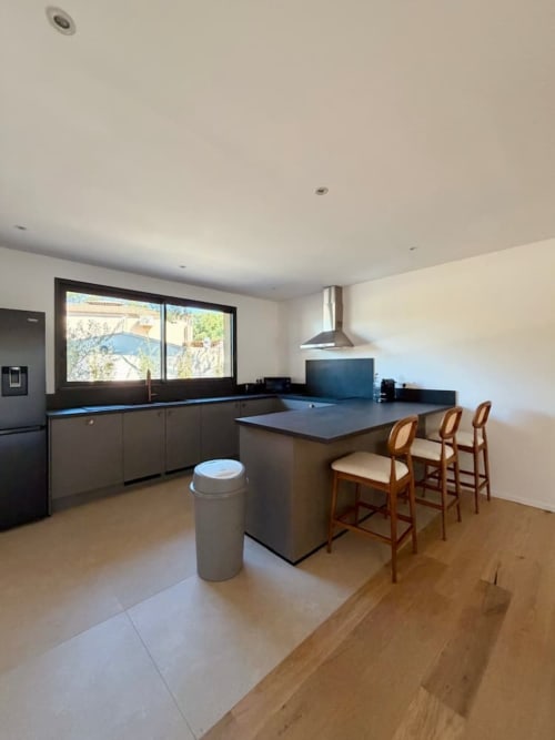 Cuisine moderne et salle à manger à Villa Cala Rossa, Porto-Vecchio avec îlot central, électroménagers inox et