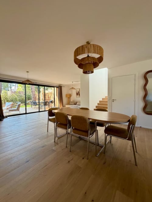 Salle à manger contemporaine avec table et chaises en bois à la Villa Cala Rossa, Les Villes d'A Storia, Porto-Vecchio
