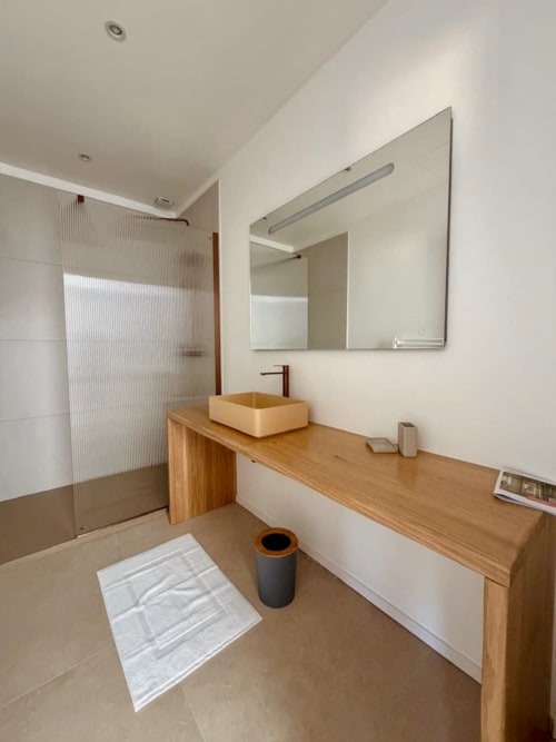 Salle de bains moderne à la Villa Cala Rossa aux Villas d'A Storia, Porto-Vecchio, avec meuble vasque en bois et douche