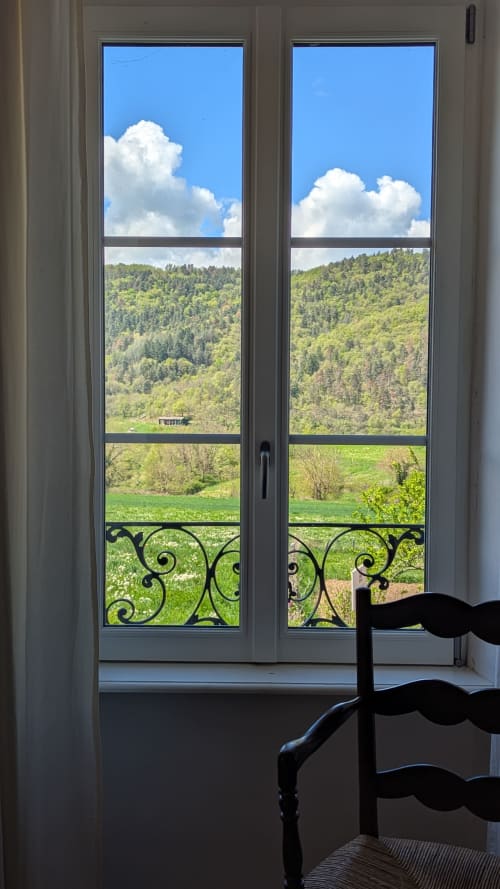 Finestra della camera Casa Orma che si affaccia sulle colline boscose e la valle di Saint-Ilpize