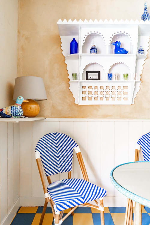 Décoration contemporaine de la suite L'Étang au Moulin de Lassalle à Linxe : tons bleu et blanc, chaise tressée et vitrine