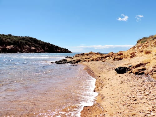 Petite crique méditerranéenne rocheuse près de Sainte-Lucie-de-Porto-Vecchio aux eaux turquoise et plage de sable