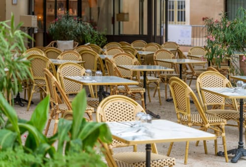 Espace de restauration en terrasse du RJD Conciergerie Côte d'Azur à Sainte-Lucie-de-Porto-Vecchio avec chaises et tables en rotin