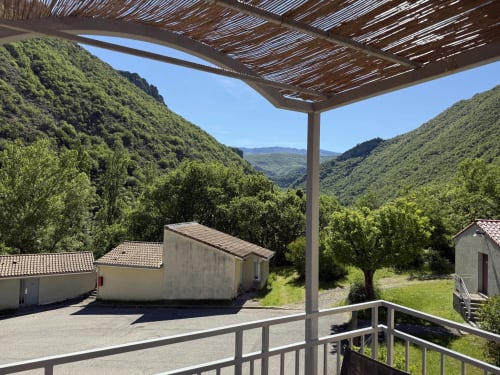 Vue sur la vallée de montagne depuis le balcon de l'appartement LOCADIGNE, Digne-les-Bains avec pergola et collines verdoyantes
