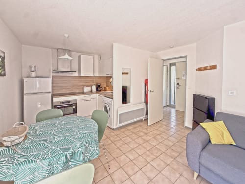 Appartement Vallon des Sources à Digne-les-Bains : cuisine ouverte, salon-salle à manger avec canapé et vue montagne