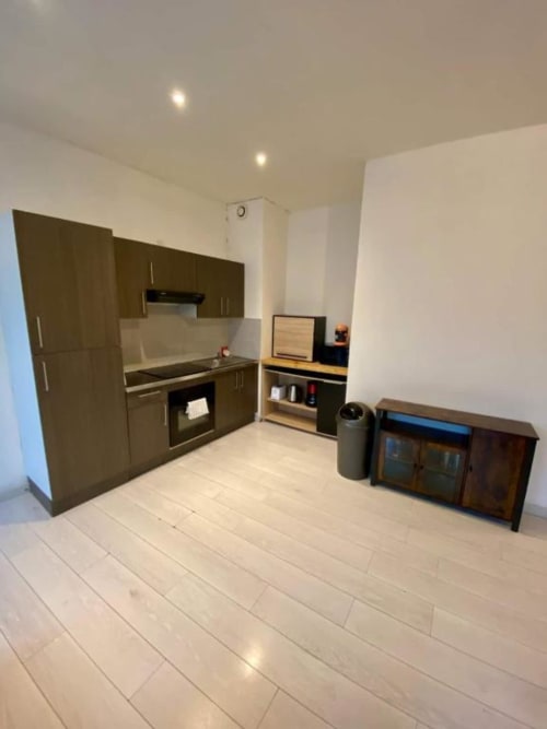 Studio moderne à Business Apparts Caudry avec kitchenette, séjour et parquet clair