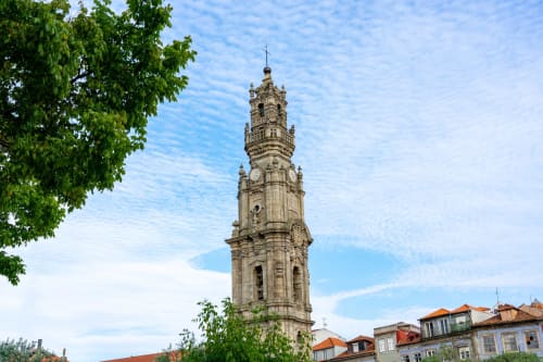 Torre sineira histórica com detalhes em pedra trabalhada no Porto, Portugal perto do hotel Timeless Vacations