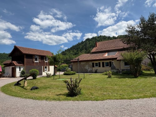 Gîtes les Grandes Voies, chalets au Ménil avec vue sur jardin, cottages en pierre et bois nichés en lisière de forêt