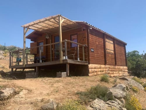 Chalet deux chambres à Calacuccia avec terrasse en bois et vue montagne, surélevé sur pilotis