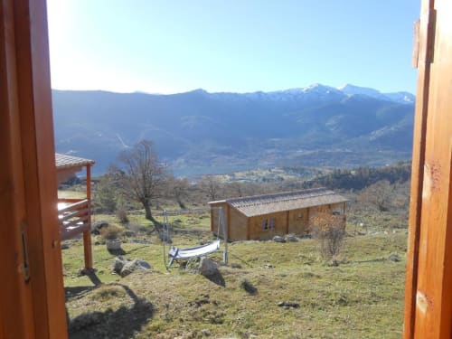 Chalet deux chambres avec vue sur la montagne et le lac à Calacuccia, Corse, terrasse et jardin avec mobilier de jardin