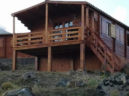 Chalet rustique en bois sur pilotis avec terrasse et garde-corps à Calacuccia, Corse