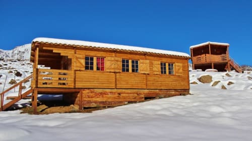 Chalet en bois aux Chalets de Lozzi à Calacuccia enneigée avec vue sur les montagnes et terrasse