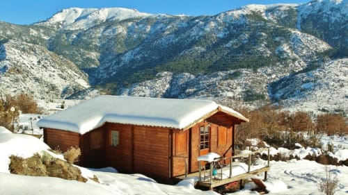 Chalet rustique deux chambres aux Chalets de Lozzi à Calacuccia, toit enneigé, vues sur les montagnes et le lac