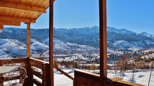 Terrasse en bois avec vue sur la montagne et le lac du chalet Les Chalets de Lozzi à Calacuccia