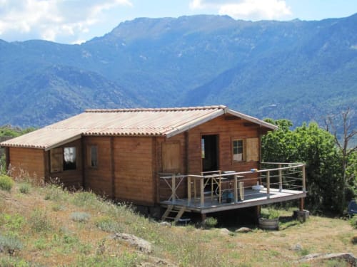 Chalet en bois deux chambres à Calacuccia avec vue sur montagne et lac, terrasse et patio au rez-de-chaussée