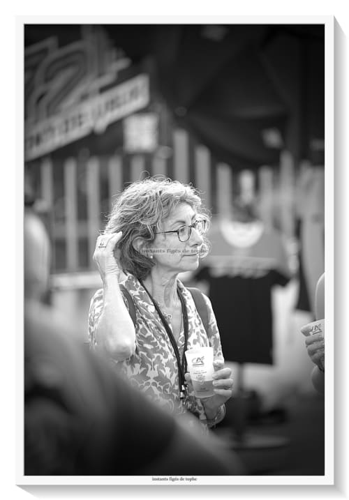 Femme au Jardin de la Reyssouze, gîte à Gorrevod, France, portant des lunettes et une veste à motifs