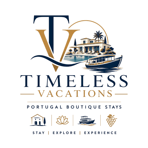 Logo Timeless Vacations Portugal com villa de luxo, piscina, barco e vinhas