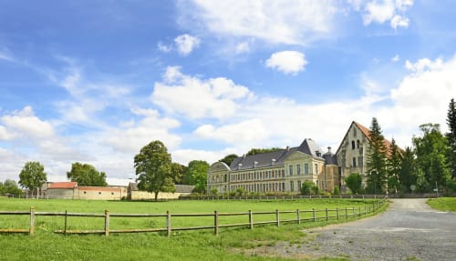 Façade de l'hôtel Business Apparts Caudry avec parc verdoyant et environnement rural à Caudry, France