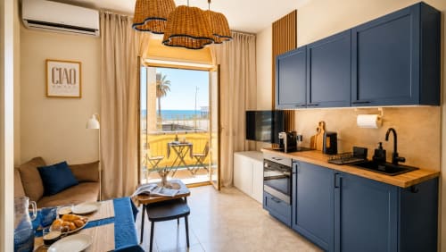 Appartamento moderno a ViOletta a Lido di Ostia con vista mare, cucina blu, zona pranzo, balcone sul Mediterraneo