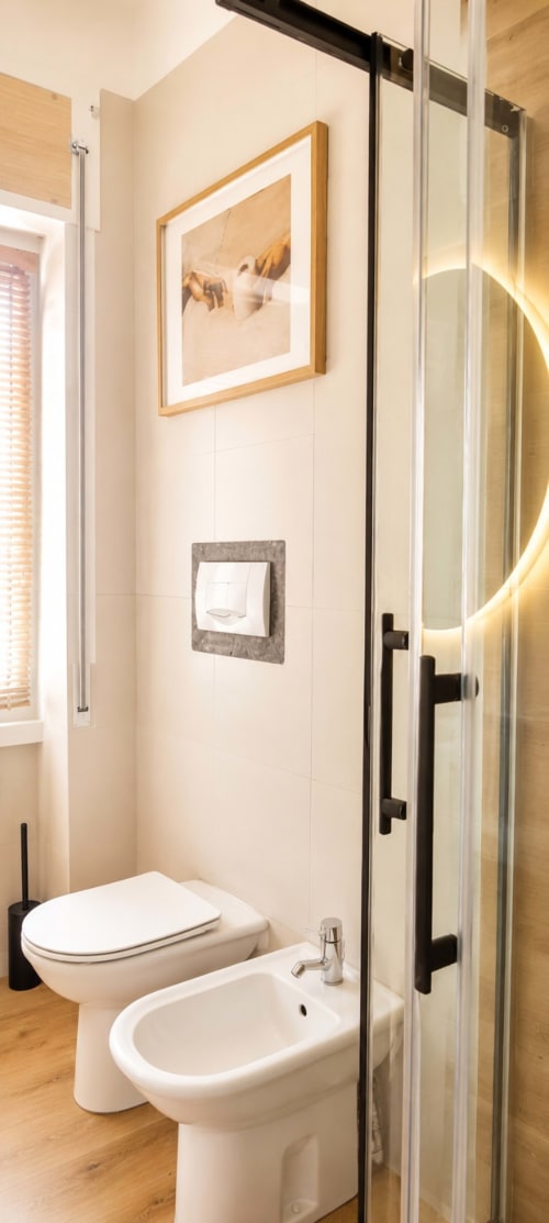 Bagno moderno nell'appartamento ViOletta Oceanine 7, Lido di Ostia, con wc, bidet e doccia con cornice nera
