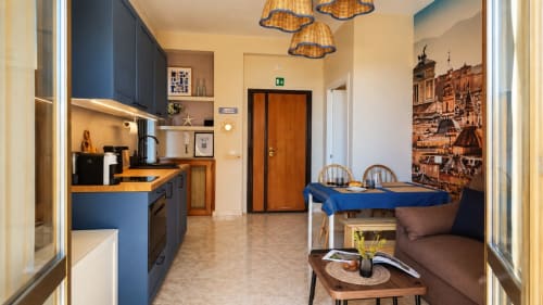 Appartamento Oceanine 7 a ViOletta a Lido di Ostia con cucina blu, zona pranzo, poster di Firenze e comfort moderni.