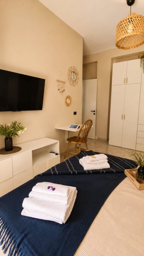 Appartamento Oceanine 7 a ViOletta Lido di Ostia con letto, TV, scrivania, armadio e servizi