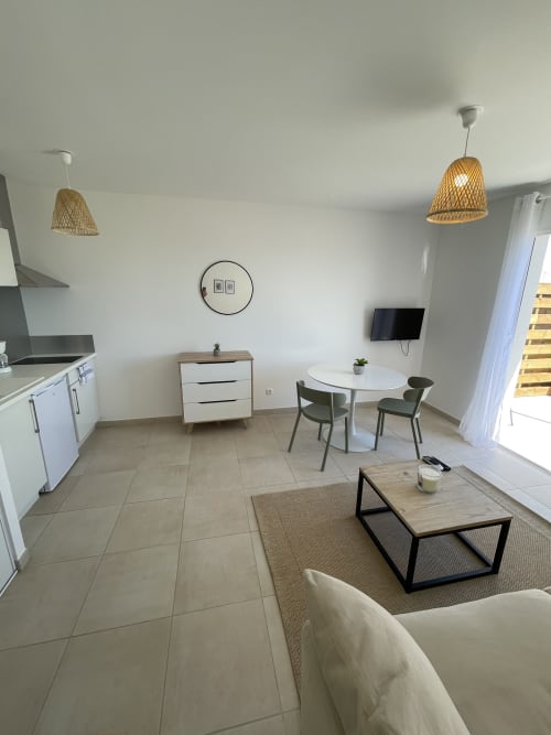 Monolocale moderno presso la Residenza Marina di Bravone con cucina a vista, zona living e vista mare a Linguizzetta