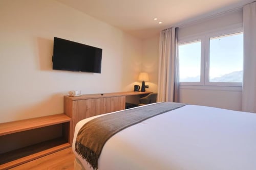 Hotel Fonsispa Standard Double Room with mountain view, flat-screen TV, wooden furniture, and modern amenities in Renanué