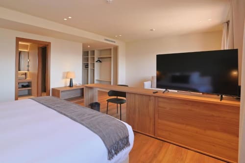 Deluxe double room at Hotel Fonsispa with wooden desk, flat-screen TV, and mountain views in Renanué, Spain